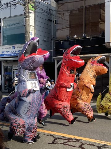 今年も富士見通にティラノサウルスが現れました!